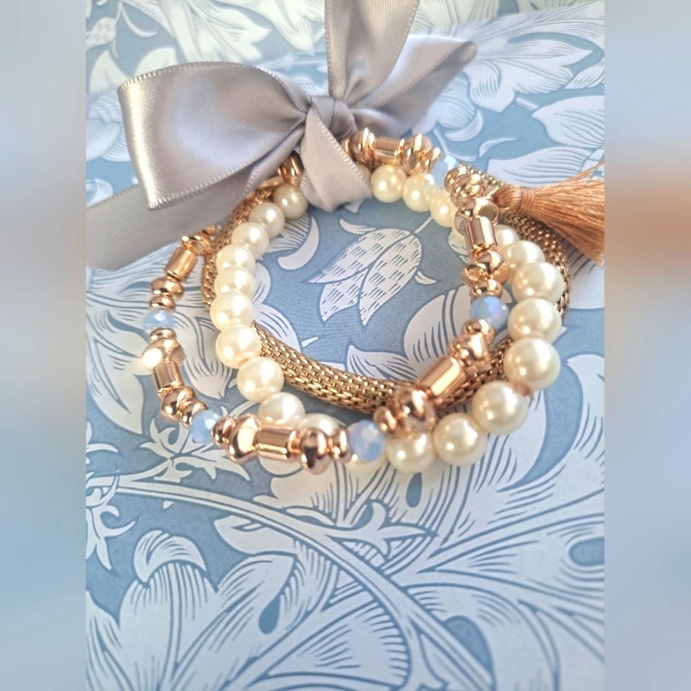 2/$40 🇨🇦Set of 3 strechy bracelets in pearl gold and pale blue